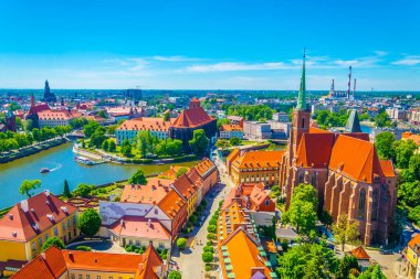 Kutsal Haç 'ın ve Aziz Bartholomew' un kilisesinin kilisesiyle Wroclaw 'ın havadan görünüşü.