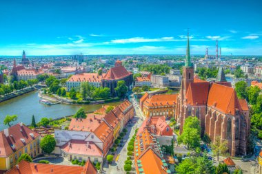 Kutsal Haç 'ın ve Aziz Bartholomew' un kilisesinin kilisesiyle Wroclaw 'ın havadan görünüşü.