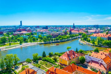 Gökyüzü kulesi alışveriş merkeziyle Wroclaw 'ın hava manzarası, Polan