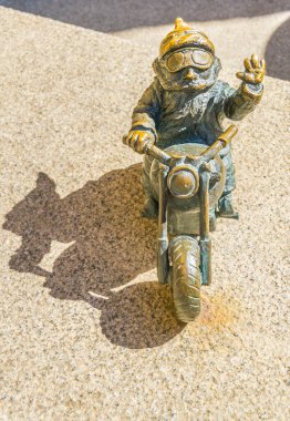 Motosiklet süren cüce heykeli, Wroclaw, Polan