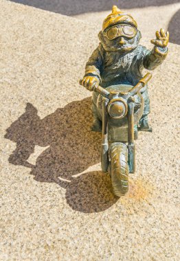 Motosiklet süren cüce heykeli, Wroclaw, Polan