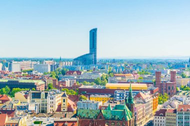 Gökyüzü kulesi alışveriş merkeziyle Wroclaw 'ın hava manzarası, Polan