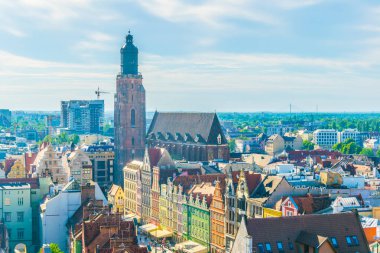 Wroclaw 'ın hava manzarası belediye binası kulesi Polan' ın egemenliğinde.