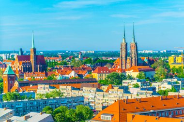 Kutsal Haç Kilisesi ve St. Bartholomew Kilisesi ve Wroclaw, Polan 'daki Aziz John Katedrali' nin havadan görünüşü.