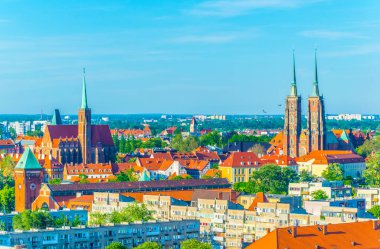 Kutsal Haç Kilisesi ve St. Bartholomew Kilisesi ve Wroclaw, Polan 'daki Aziz John Katedrali' nin havadan görünüşü.