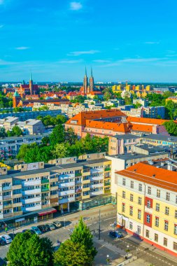 Kutsal Haç Kilisesi ve St. Bartholomew Kilisesi ve Wroclaw, Polan 'daki Aziz John Katedrali' nin havadan görünüşü.