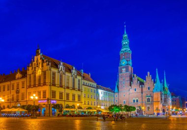 Rynek 'teki belediye binasının gece manzarası, Wroclaw' ın merkezindeki pitoresk meydan, Polan