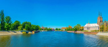 Odra 'nın Riverside' ı. Kum delikanlımızın kilisesi, Kutsal Haç Kilisesi ve Aziz Bartholomew Kilisesi ve Wroclaw, Polan 'daki Vaftizci Yahya Katedrali.