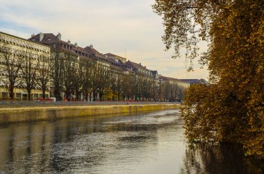 İsviçre 'nin Zuric kentindeki limmat nehrinin nehir kenarı manzarası