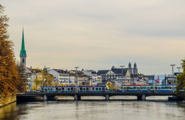 Bir tramvay, Zürih 'teki Bahnhofbrucke Köprüsü' nden geçiyor. Ana tren istasyonuna doğru devam etmek için.