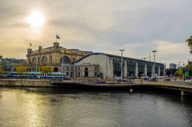 İsviçre 'nin Zürih kentindeki ana tren istasyonunun görüntüsü limmat nehrinin yüzeyine yansıyor.