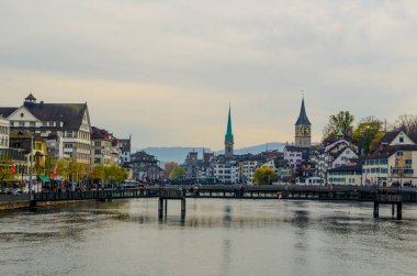 İsviçre 'nin Zürih şehrinde bahnhofbrucke Köprüsü' nden alınan limmat nehrinin manzarası.