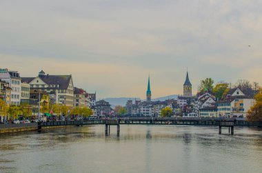 İsviçre 'nin Zürih şehrinde bahnhofbrucke Köprüsü' nden alınan limmat nehrinin manzarası.