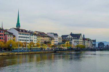 İsviçre 'nin Zürih şehrinde bahnhofbrucke Köprüsü' nden alınan limmat nehrinin manzarası.