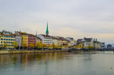 İsviçre 'nin Zürih şehrinde bahnhofbrucke Köprüsü' nden alınan limmat nehrinin manzarası.