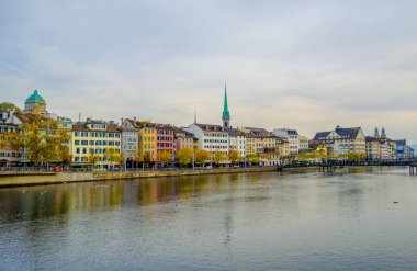 İsviçre 'nin Zürih şehrinde bahnhofbrucke Köprüsü' nden alınan limmat nehrinin manzarası.