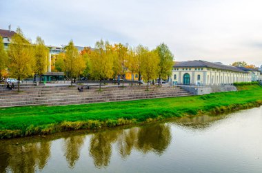 İsviçre 'nin Zürih şehrindeki Sihl nehrinin manzarası