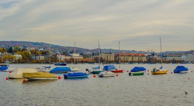 İsviçre 'deki Zürih gölünde yüzen küçük teknelerin görüntüsü