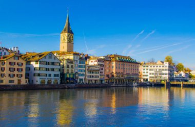 Zürih 'in tarihi merkezi, güneşli bir sonbaharda bulutlu bir günde Limmat nehri üzerinde, Zürih Kantonu, İsviçre