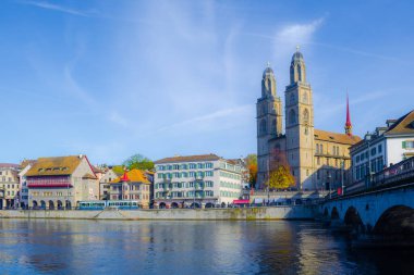 Zürih 'teki Grossmunster Kilisesi' nin manzarası. Limmat, Zürih, Switzerlan 'ın nehir kıyısında.