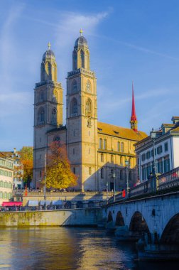 Zürih 'teki Grossmunster Kilisesi' nin manzarası. Limmat, Zürih, Switzerlan 'ın nehir kıyısında.