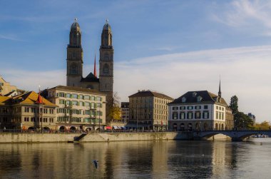 Zürih 'teki Grossmunster Kilisesi' nin manzarası. Limmat, Zürih, Switzerlan 'ın nehir kıyısında.