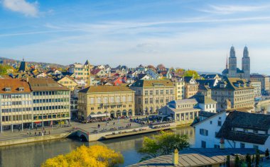 Zürih 'teki Limmat Nehri' nin doğu yakasının panoramik manzarası, Predigerkirche ve Grossmunster kilisesi.