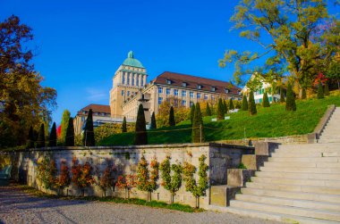 İsviçre Federal Teknoloji Enstitüsü (Almanca: ETH) bina cephesi. ETH Zürih bir mühendislik, bilim, teknoloji, matematik ve yönetim üniversitesidir.