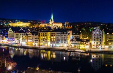 Limmat Nehri 'nin doğu yakasının panoramik manzarası, Zürih' teki Predigerkirche ve Zürih Üniversitesi, İsviçre