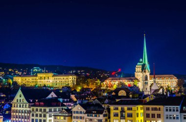Limmat Nehri 'nin doğu yakasının panoramik manzarası, Zürih' teki Predigerkirche ve Zürih Üniversitesi, İsviçre