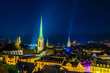 Üniversite perspektifinden alınan predigerkirche kulesinin hakim olduğu aydınlanmış Zürih 'in gece görüşü
