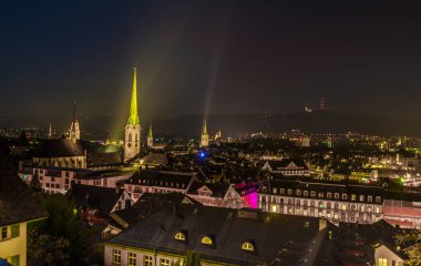 Üniversite perspektifinden alınan predigerkirche kulesinin hakim olduğu aydınlanmış Zürih 'in gece görüşü