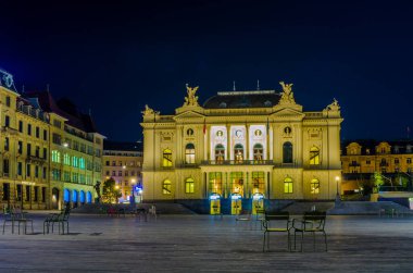 İsviçre 'nin Zuric şehrinde aydınlatılmış opera binasının gece görüşü