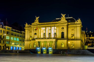 İsviçre 'nin Zuric şehrinde aydınlatılmış opera binasının gece görüşü