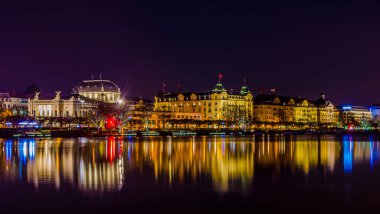 Zürih 'in Zürih şehrinin gökyüzü manzarası Zürih lak' ı yansıtıyor.