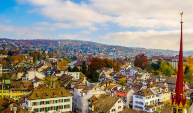 Grossmunster Kilisesi 'nin tepesinden çekilen Zürih' in havadan görünüşü