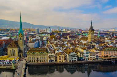 Grossmunster Kilisesi 'nin tepesinden çekilen Zürih' in havadan görünüşü