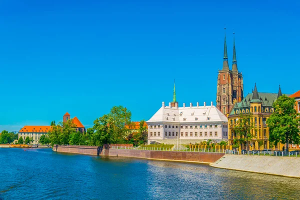 Odra 'nın Riverside' ı. Kum delikanlımızın kilisesi, Kutsal Haç Kilisesi ve Aziz Bartholomew Kilisesi ve Wroclaw, Polan 'daki Vaftizci Yahya Katedrali.