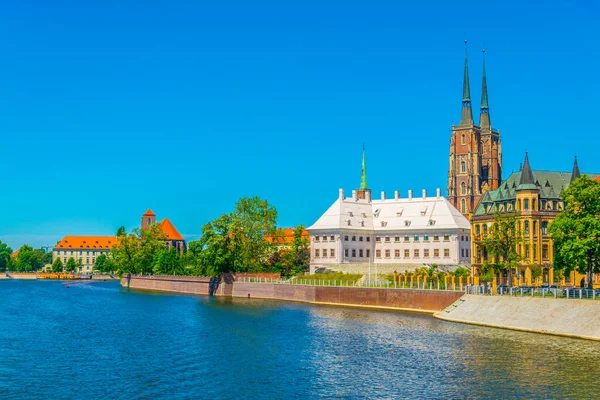 Odra 'nın Riverside' ı. Kum delikanlımızın kilisesi, Kutsal Haç Kilisesi ve Aziz Bartholomew Kilisesi ve Wroclaw, Polan 'daki Vaftizci Yahya Katedrali.