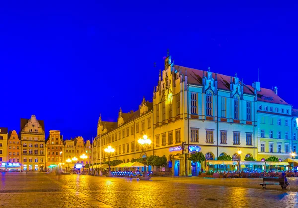 Rynek 'teki renkli evlerin gece manzarası, Wroclaw merkezindeki pitoresk meydan, Polan