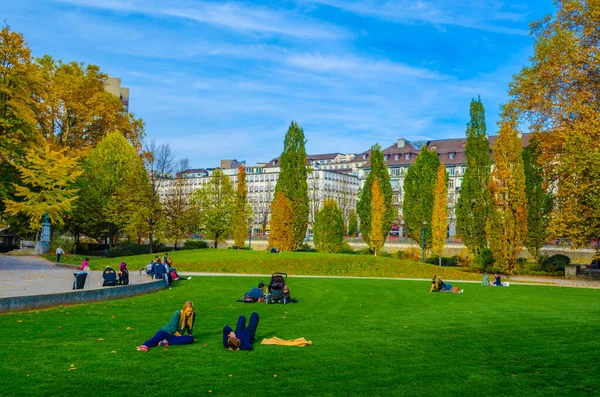 People Relaxing Lawn Platzspitz Park Central Zuric — стокове фото