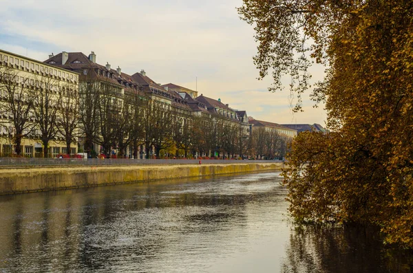 İsviçre 'nin Zuric kentindeki limmat nehrinin nehir kenarı manzarası