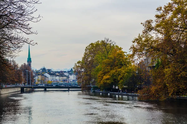 İsviçre 'nin Zuric kentindeki limmat nehrinin nehir kenarı manzarası