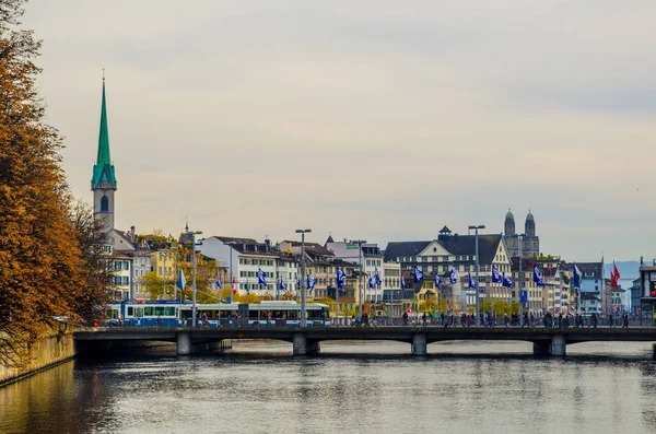 Bir tramvay, Zürih 'teki Bahnhofbrucke Köprüsü' nden geçiyor. Ana tren istasyonuna doğru devam etmek için.