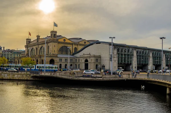 İsviçre 'nin Zürih kentindeki ana tren istasyonunun görüntüsü limmat nehrinin yüzeyine yansıyor.