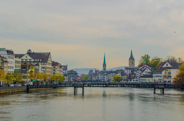 İsviçre 'nin Zürih şehrinde bahnhofbrucke Köprüsü' nden alınan limmat nehrinin manzarası.