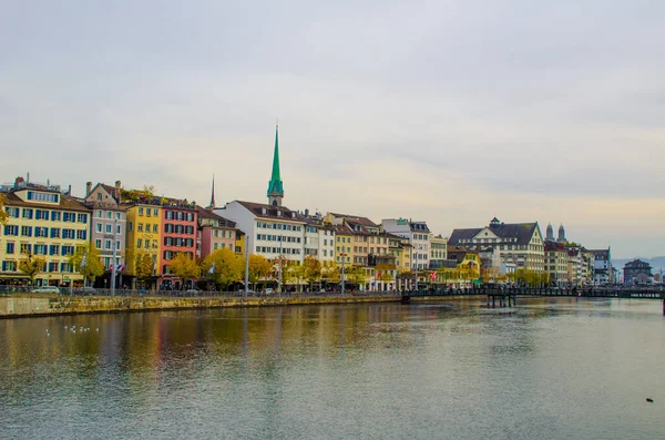 İsviçre 'nin Zürih şehrinde bahnhofbrucke Köprüsü' nden alınan limmat nehrinin manzarası.