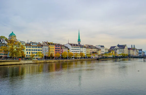İsviçre 'nin Zürih şehrinde bahnhofbrucke Köprüsü' nden alınan limmat nehrinin manzarası.