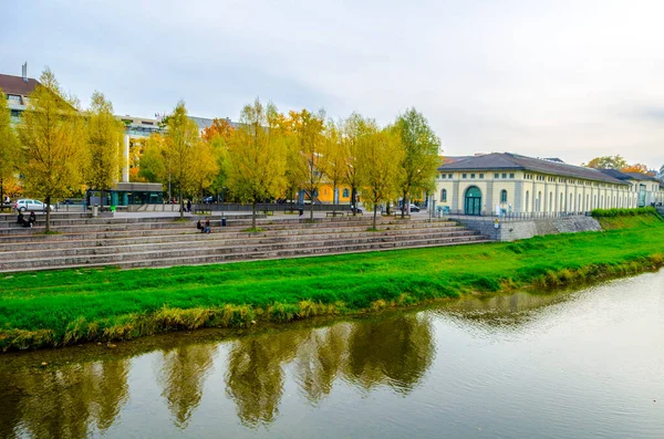 İsviçre 'nin Zürih şehrindeki Sihl nehrinin manzarası