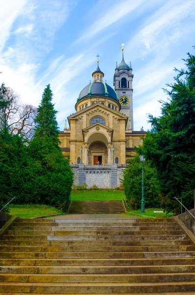 1894 yılında Zürih, Switzerlan 'da Neo-Rönesans tarzında inşa edilen Enge kilisesinin manzarası